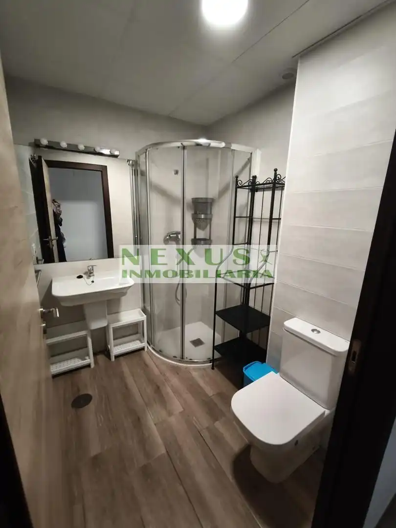 Bany de Apartament de lloguer en Cáceres amb Aire condicionat, Calefacció i Moblat