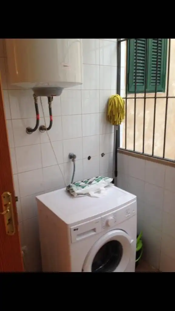Badezimmer von Wohnung zur Miete in  Palma de Mallorca mit Möbliert, Waschmaschine und Balkon