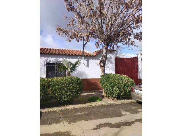Casa-chalet en Venta en Calle Iglesia en Llanos del Caudillo