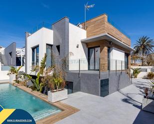 Vista exterior de Casa o xalet en venda en Torrevieja amb Terrassa, Piscina i Moblat