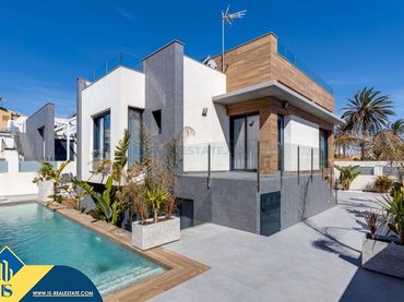 Chalet con balcón en venta en Zona Carrefour - Urbanizaciones