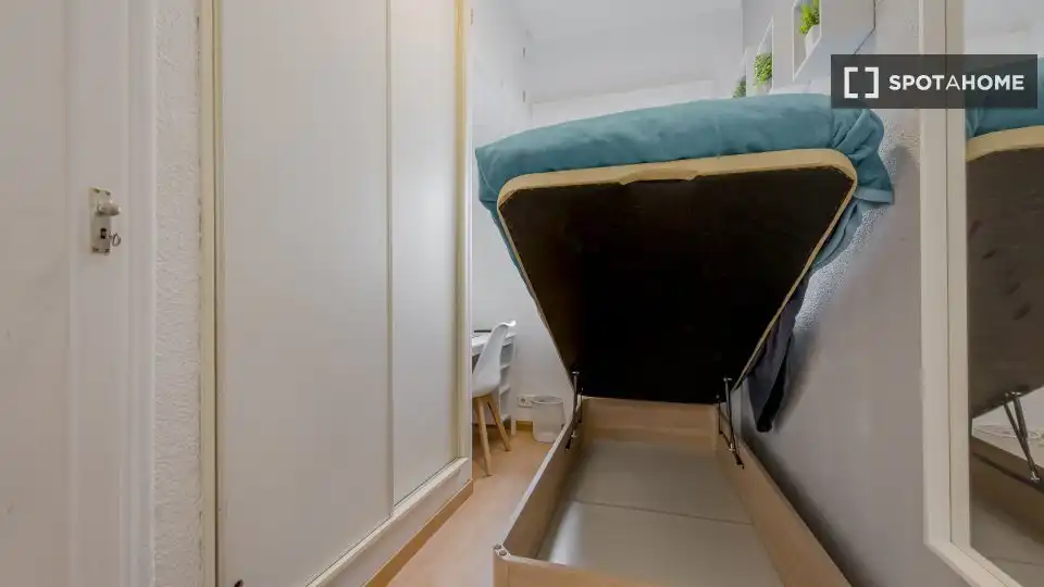 Schlafzimmer von Wohnung zur Miete in Madrid mit Klimaanlage, Heizung und Möbliert