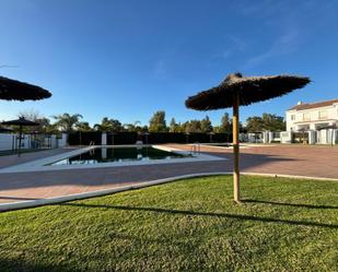 Piscina de Casa adosada de lloguer en Los Barrios