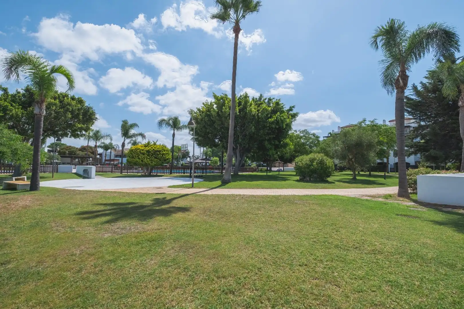 Vista exterior de Apartamento en venta en Rota con Terraza y Piscina comunitaria