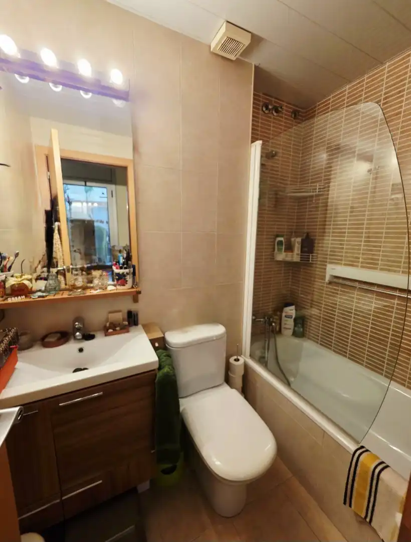 Badezimmer von Wohnung zum Verkauf in Badalona mit Klimaanlage, Heizung und Terrasse