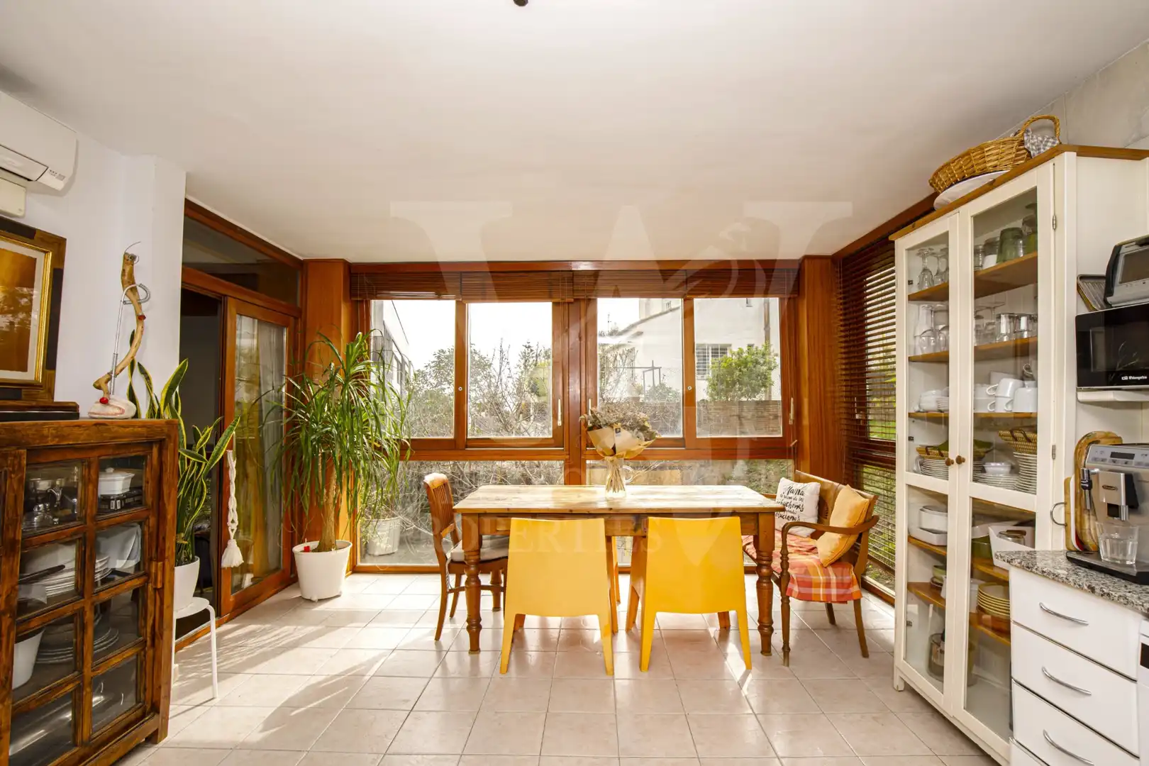 Comedor de Casa adosada en venta en Alella con Aire acondicionado, Calefacción y Jardín privado