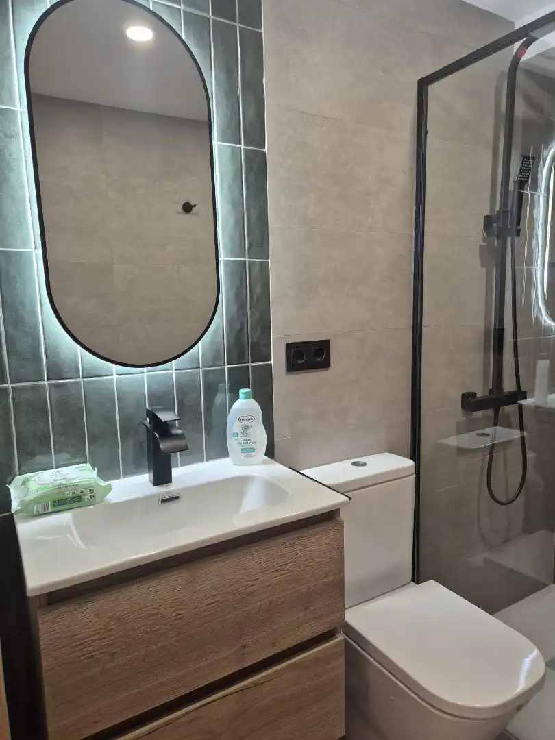Badezimmer von Wohnungen zur Miete in Sevilla mit Klimaanlage und Möbliert