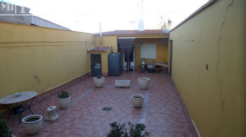 CASA ADOSADA CON COCINA AMUEBLADA, COCINA CAMPERA, GARAJE PRIVADO Y PATIO, JUNTO AL TEATRO