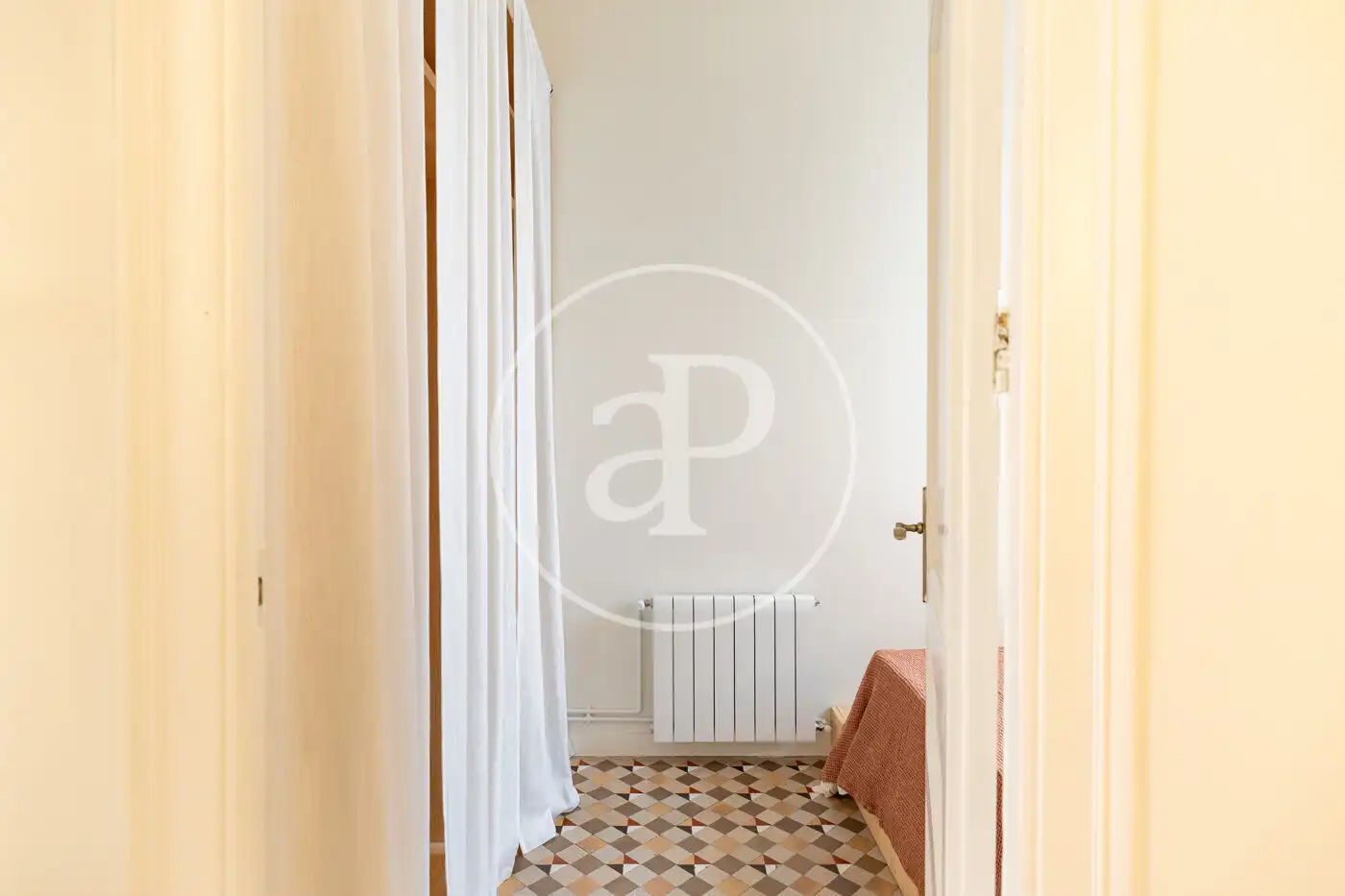 Wohnung zum Verkauf in Barcelona mit Klimaanlage, Heizung und Möbliert