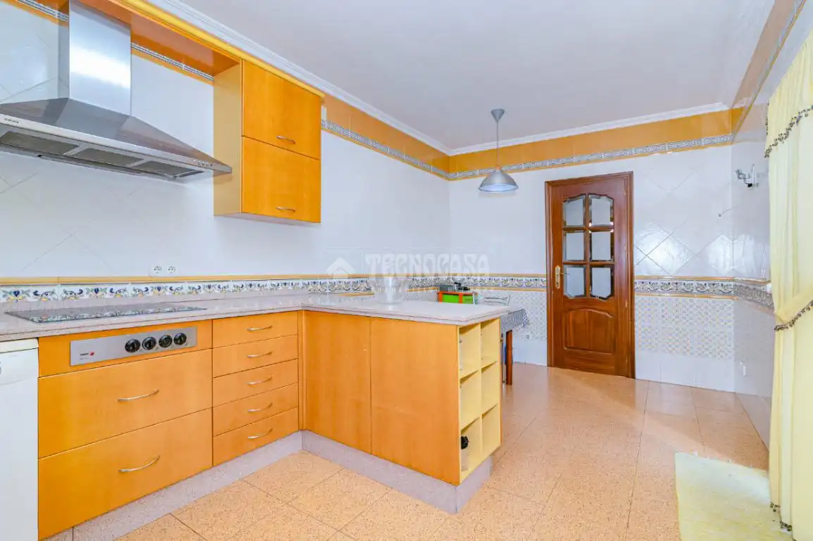 Cuina de Casa o xalet en venda en Lucena amb Aire condicionat, Jardí privat i Moblat