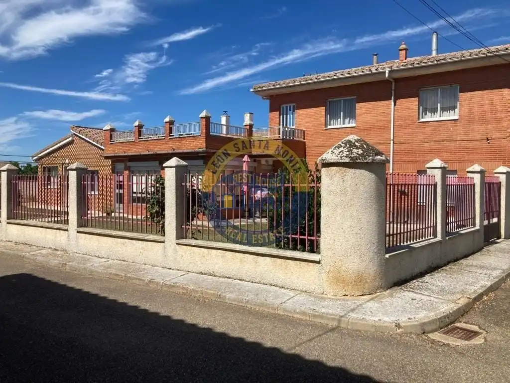 Exterior view of Houses for sale in Villanueva de las Manzanas, León