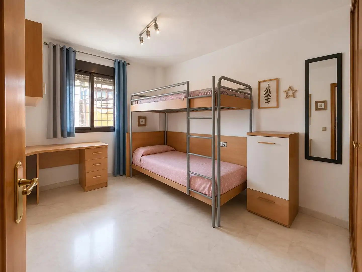 Habitación de Ático de alquiler en Málaga con Jardín privado, Terraza y Amueblado
