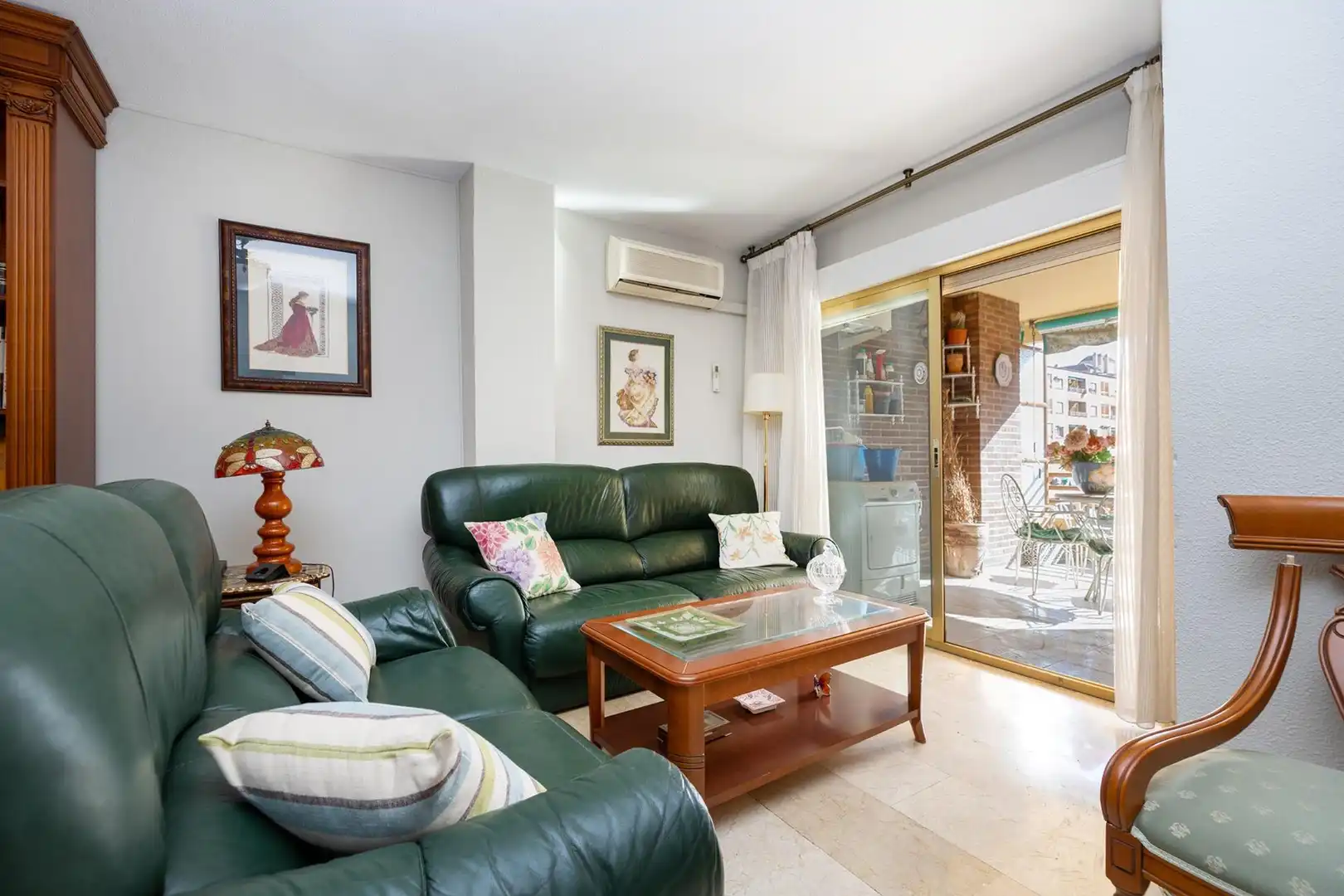 Living room of Flat for sale in Granada  with Air Conditioner, Terrace and Storage room