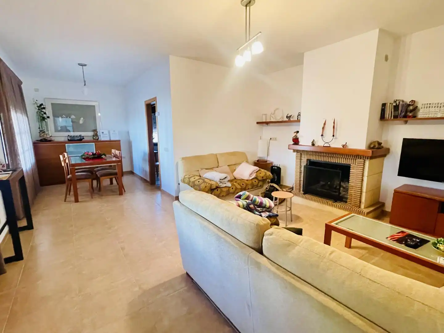 Sala de estar de Finca rústica en venta en Badolatosa con Jardín privado, Terraza y Piscina