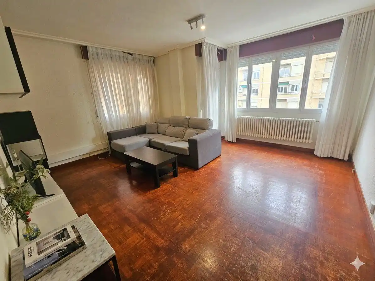 Sala d'estar de Pis en venda en  Logroño amb Calefacció, Parquet i Terrassa