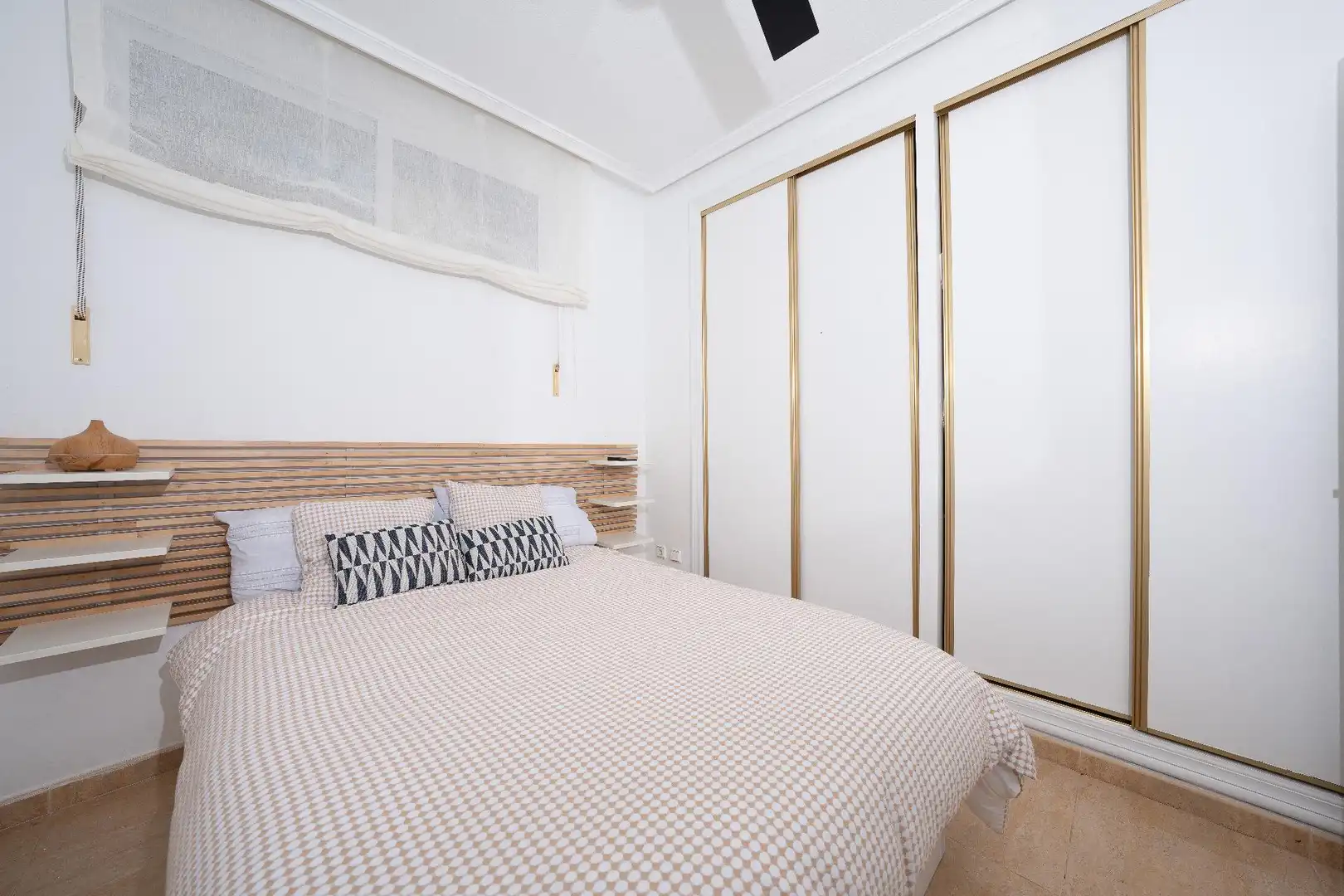 Habitación de Casa adosada en venta en Torrevieja con Piscina comunitaria