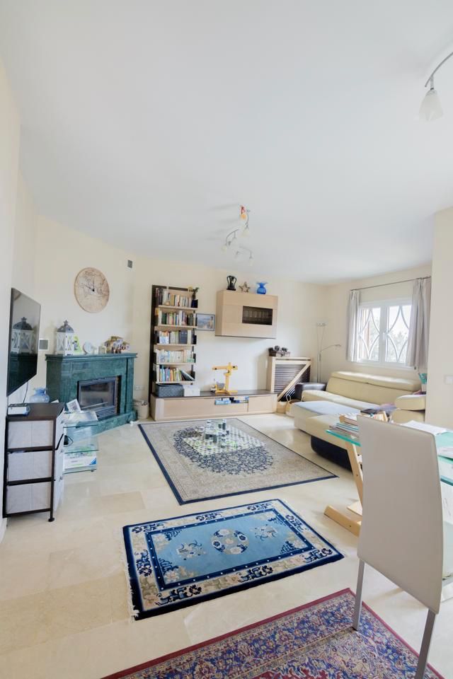 Sala d'estar de Casa o xalet en venda en Alhaurín de la Torre amb Aire condicionat, Jardí privat i Terrassa