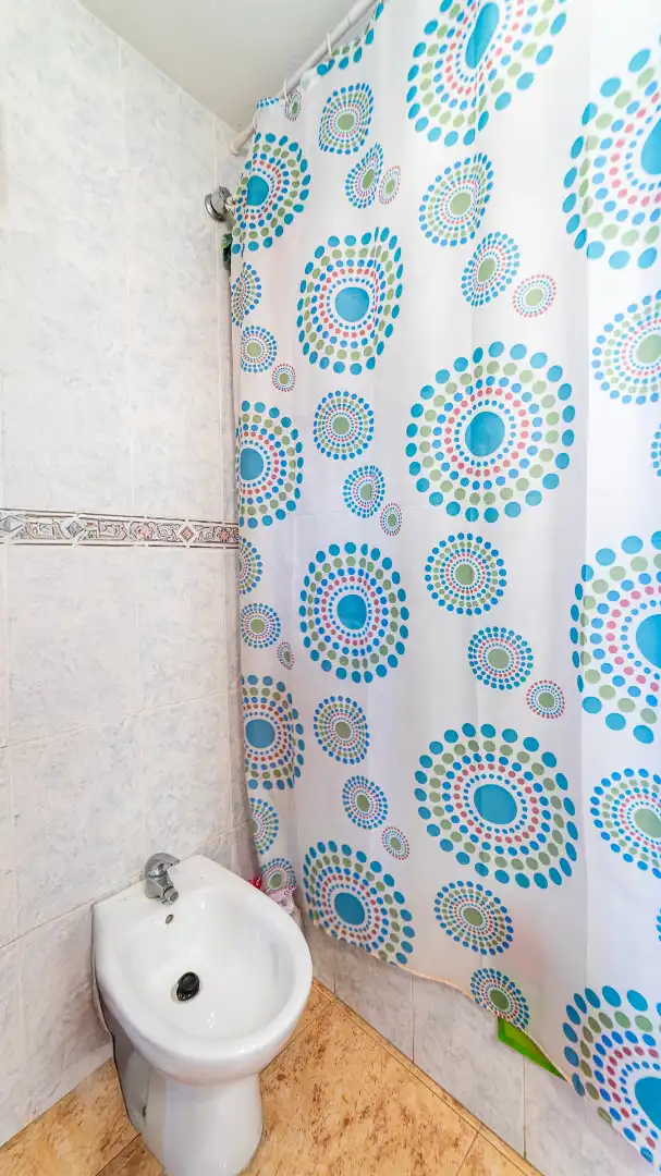 Badezimmer von Wohnung zum Verkauf in Torrevieja mit Klimaanlage, Heizung und Terrasse