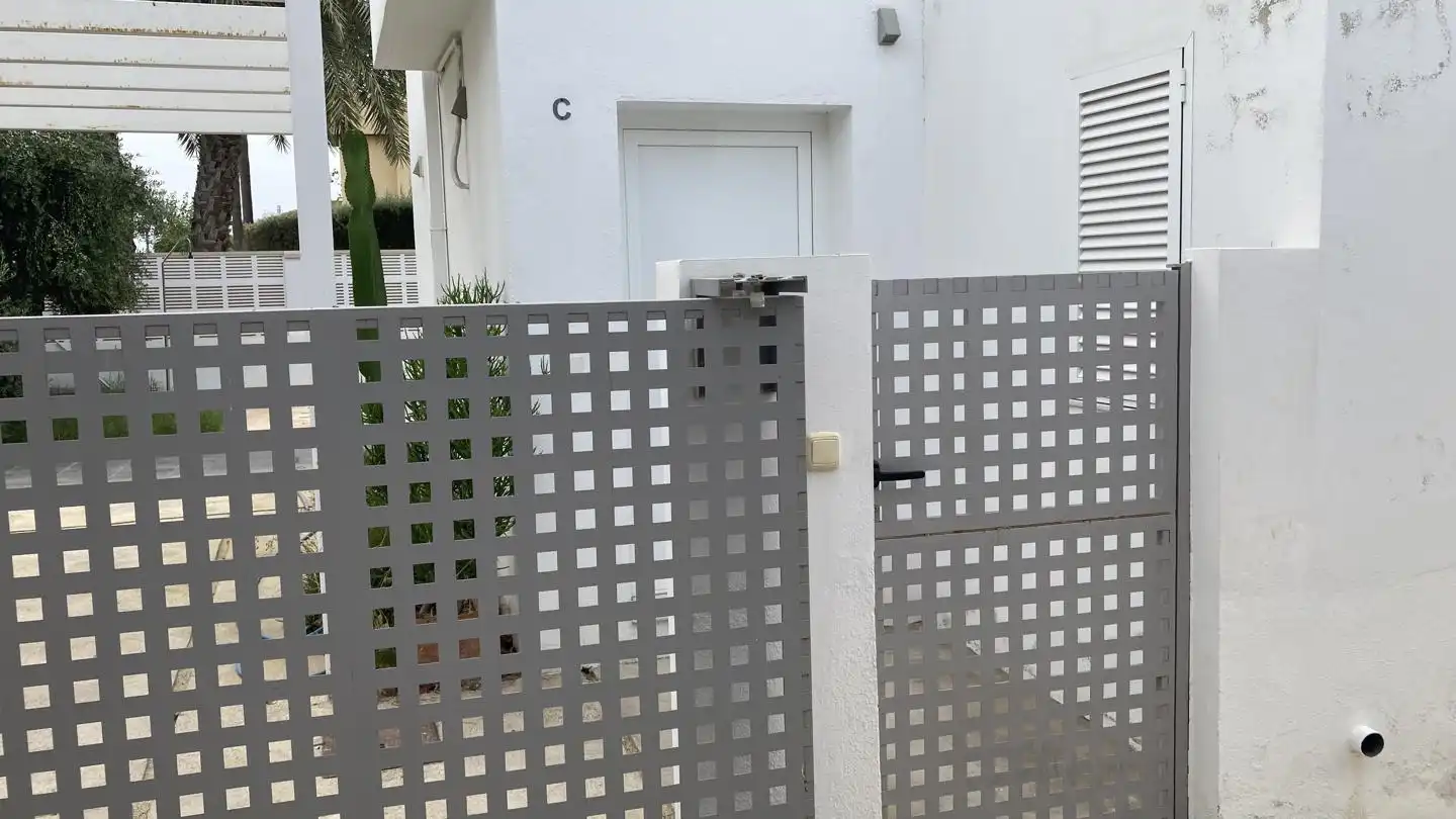 Vista exterior de Casa o xalet de lloguer en Vera amb Aire condicionat, Jardí privat i Terrassa