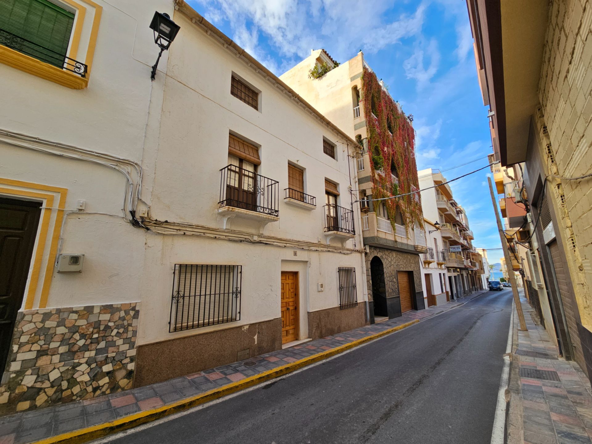 Vista exterior de Casa adosada en venda en Albuñol amb Terrassa i Moblat