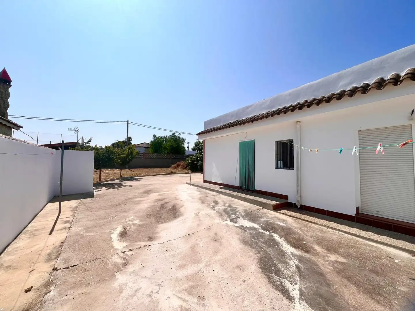 Vista exterior de Casa o xalet en venda en Chiclana de la Frontera amb Jardí privat i Terrassa