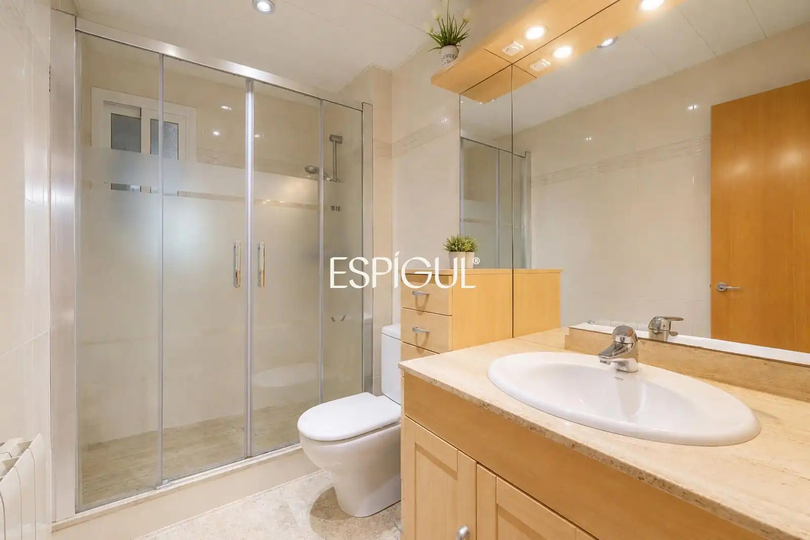 Badezimmer von Wohnung zum Verkauf in Barcelona mit Klimaanlage, Heizung und Parkett