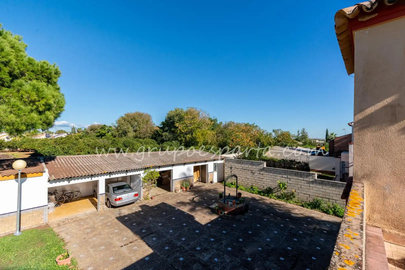 Vista exterior de Casa o xalet en venda en Espartinas amb Aire condicionat, Jardí privat i Terrassa