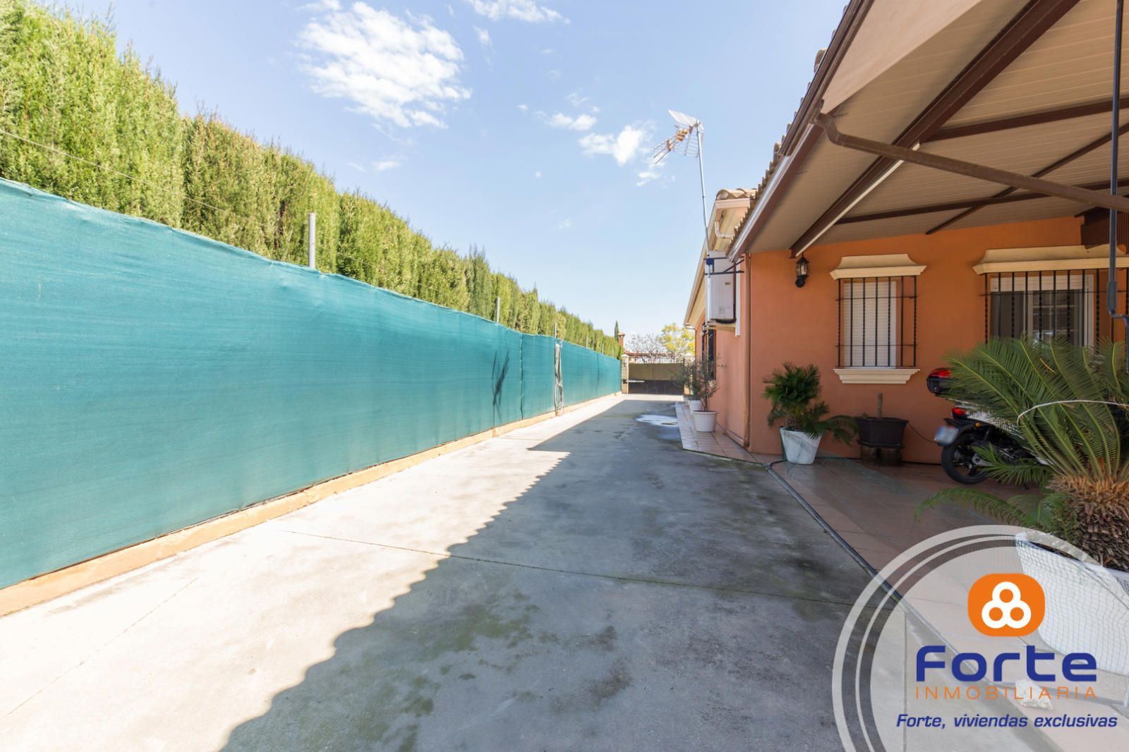 Vista exterior de Casa o xalet en venda en  Córdoba Capital amb Aire condicionat, Calefacció i Traster