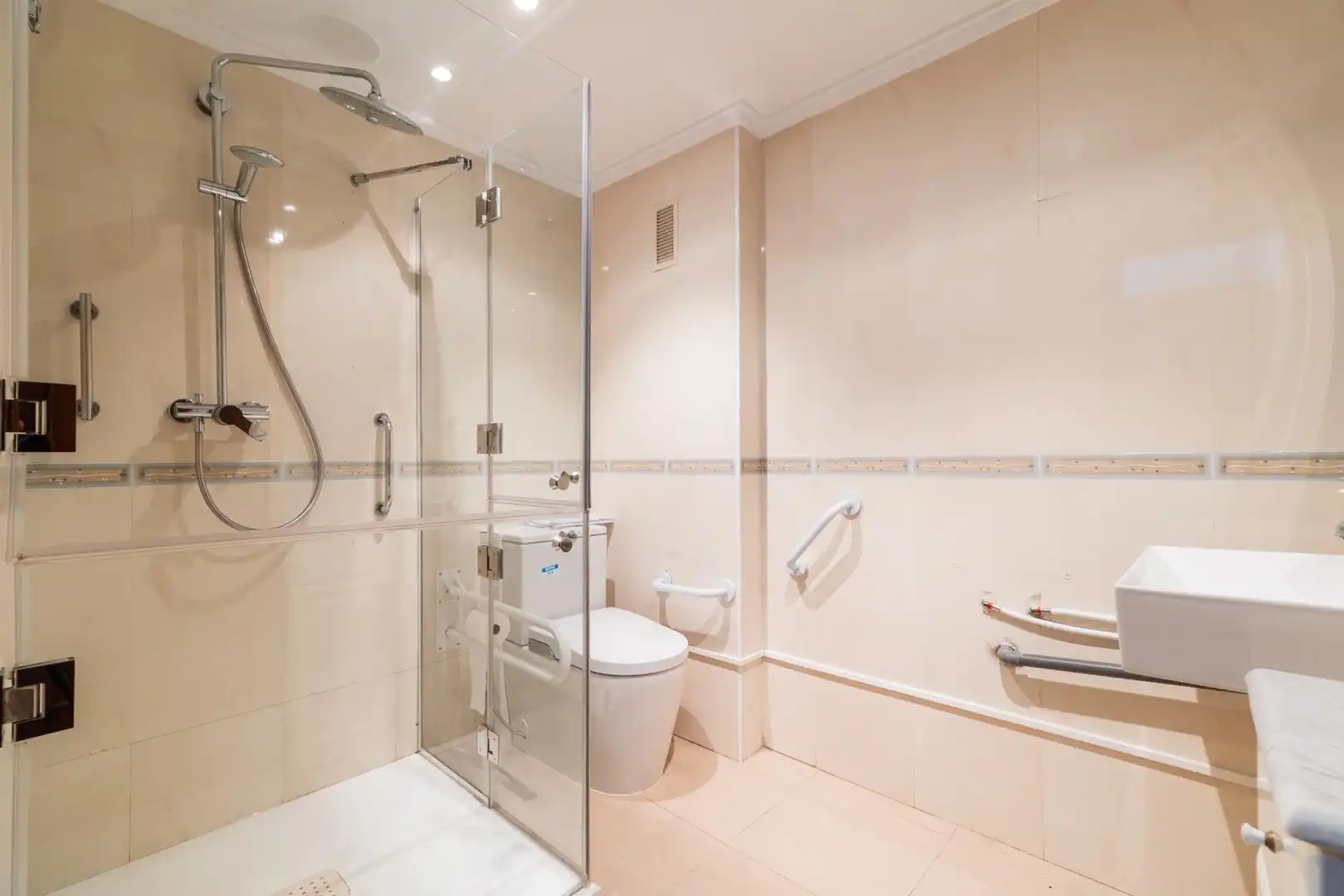 Badezimmer von Wohnung zum Verkauf in Valencia mit Klimaanlage