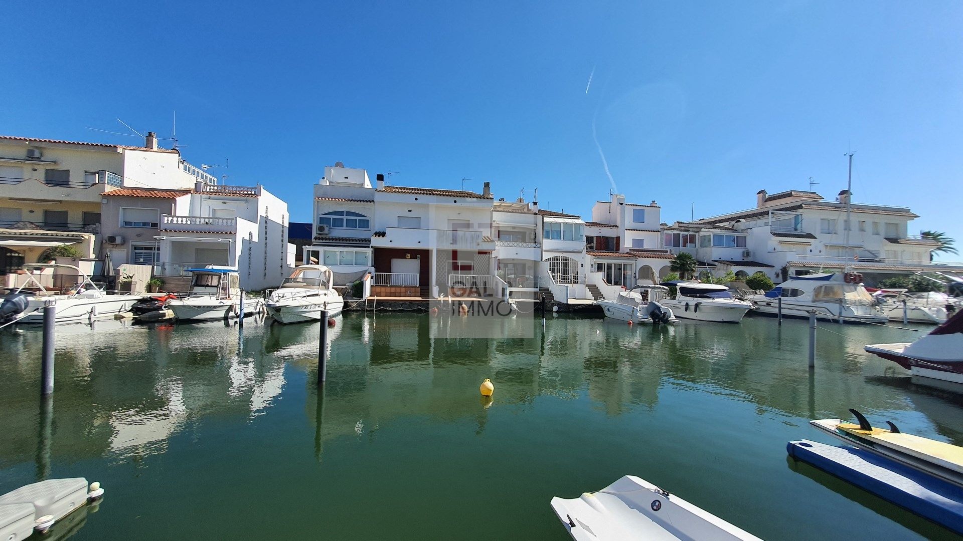 Vista exterior de Casa adosada en venda en Empuriabrava amb Aire condicionat, Terrassa i Moblat