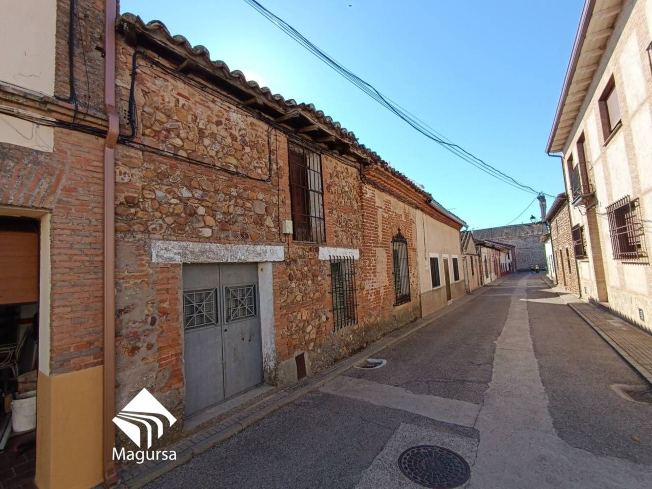 Vista exterior de Casa adosada en venda en Viñuelas amb Jardí privat