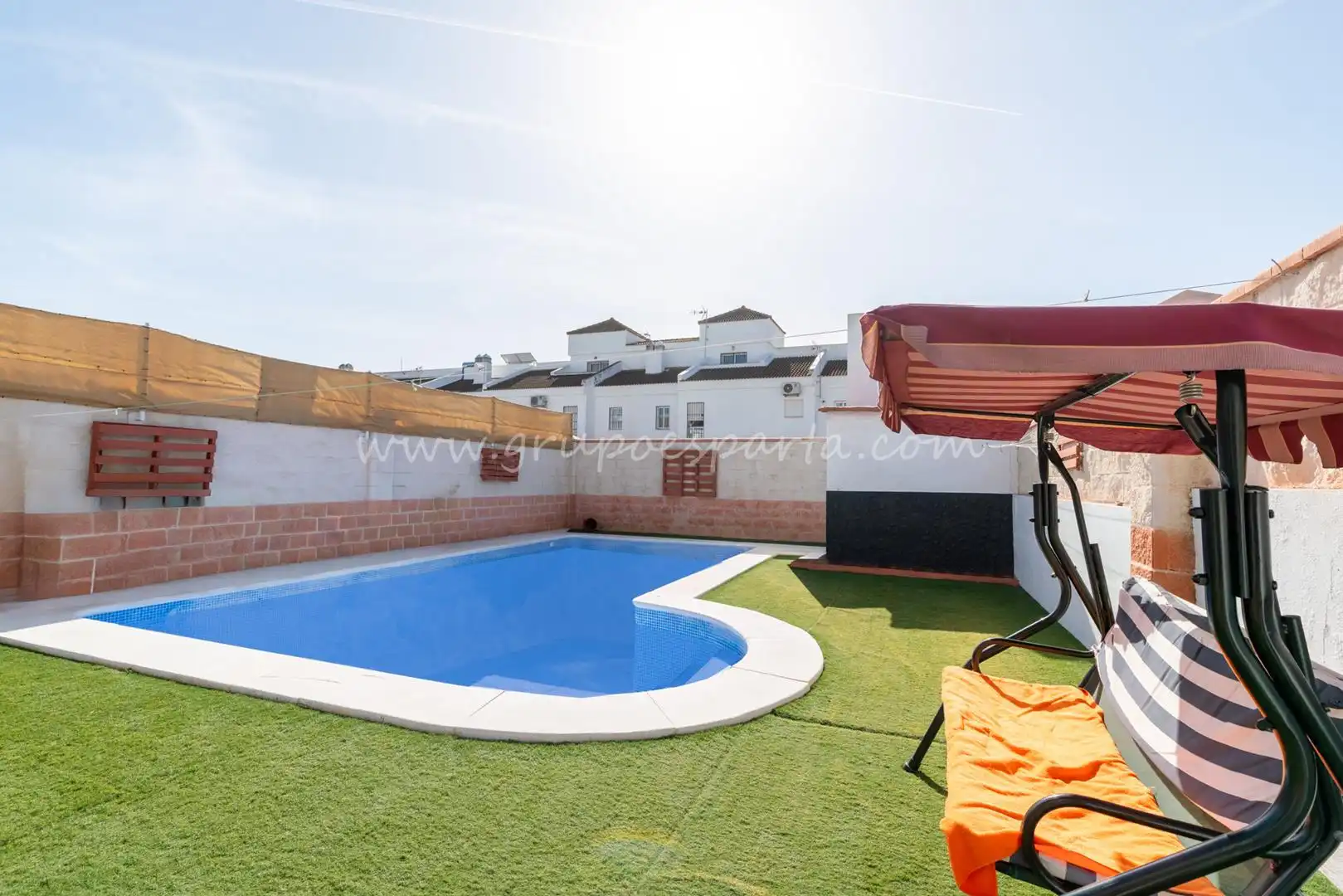Vista exterior de Casa adosada en venda en Huévar del Aljarafe amb Aire condicionat, Jardí privat i Traster