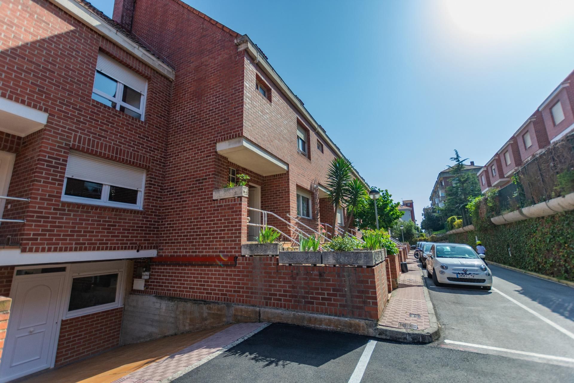 Vista exterior de Casa adosada en venda en Santander amb Calefacció, Jardí privat i Parquet