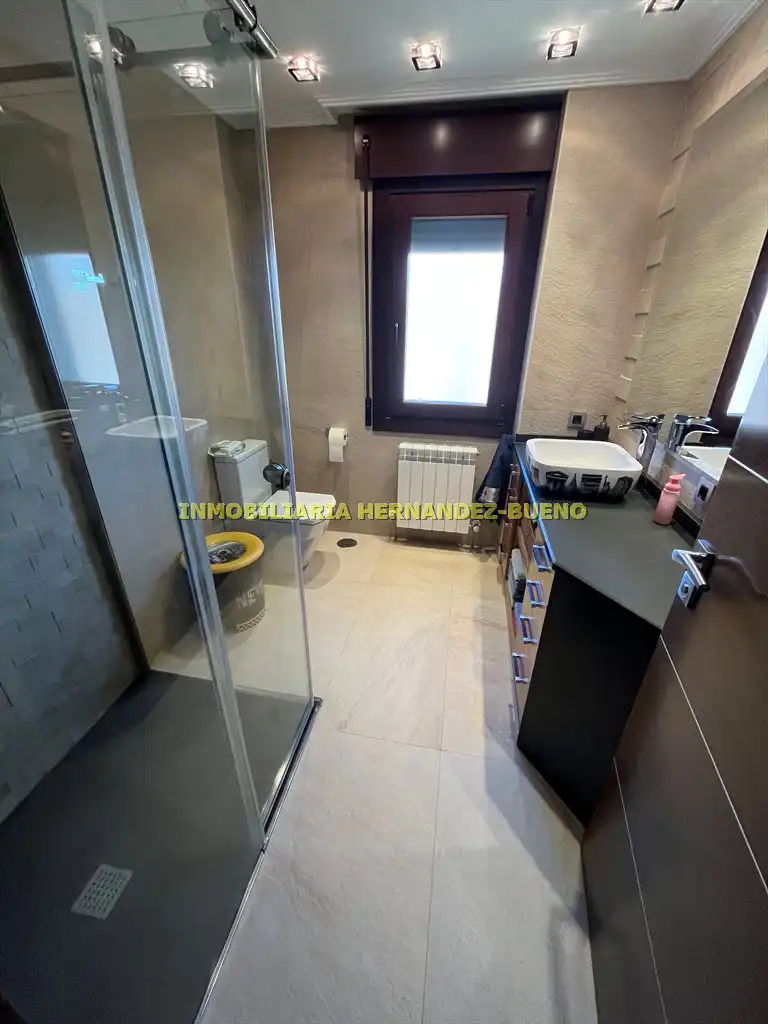Baño de Casa o chalet en venta en Carbajosa de la Sagrada con Aire acondicionado, Calefacción y Jardín privado