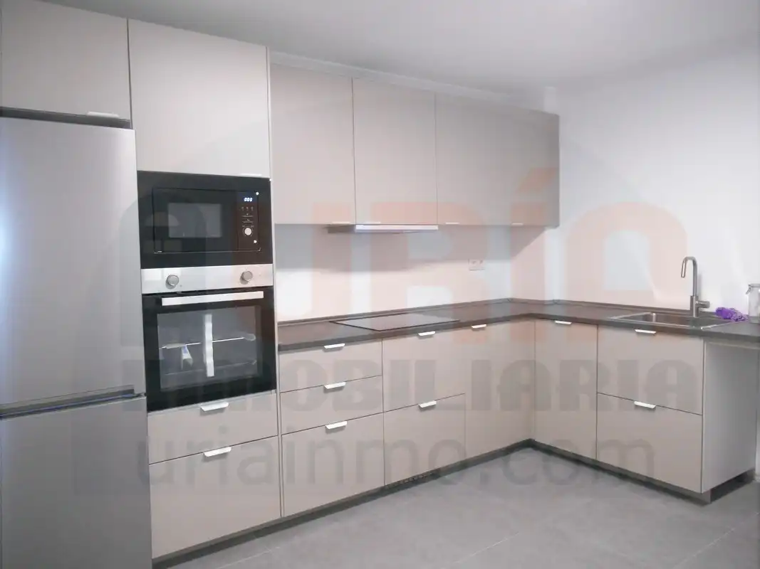 Cuina de Pis en venda en Oviedo  amb Calefacció, Moblat i Forn
