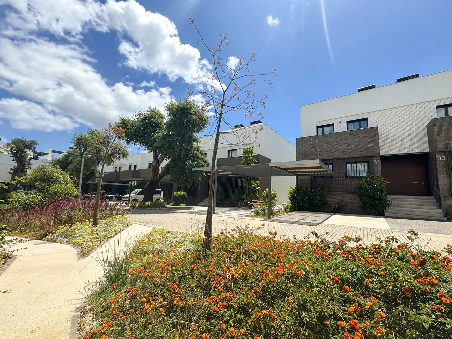 Vista exterior de Casa adosada en venda en Sotogrande amb Aire condicionat, Calefacció i Jardí privat