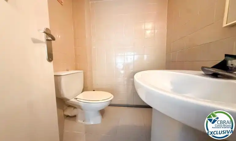 Baño de Local en venta en Figueres