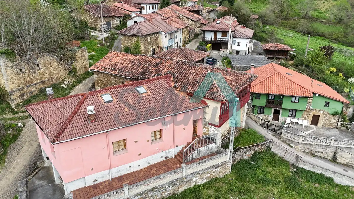 Außenansicht von Einfamilien-Reihenhaus zum Verkauf in Quirós mit Privatgarten und Terrasse