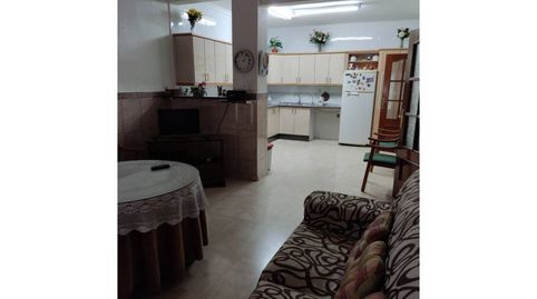 GRAN PISO EN VENTA EN HELLIN CON PATIO.