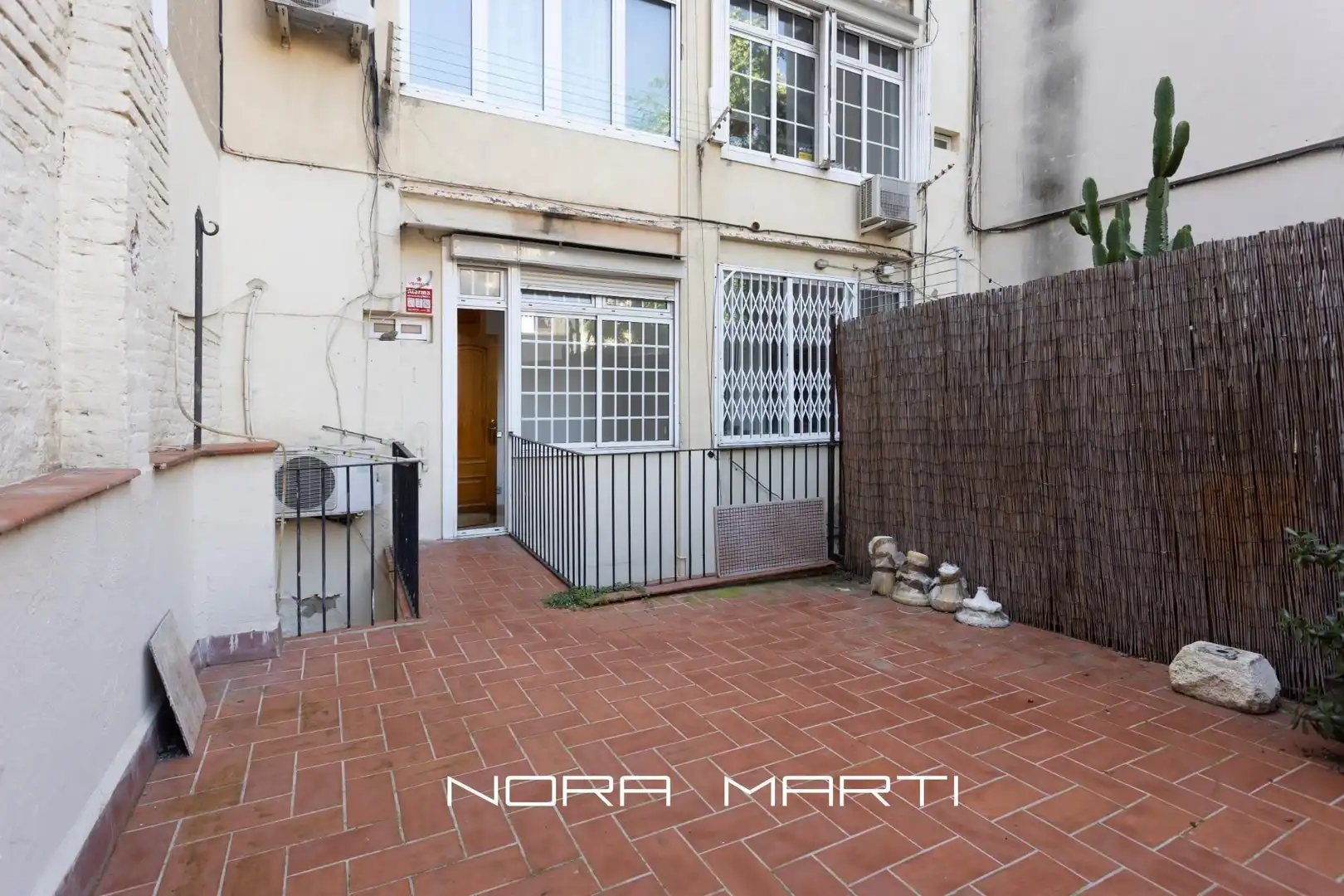 Vista exterior de Planta baja en venta en Eixample