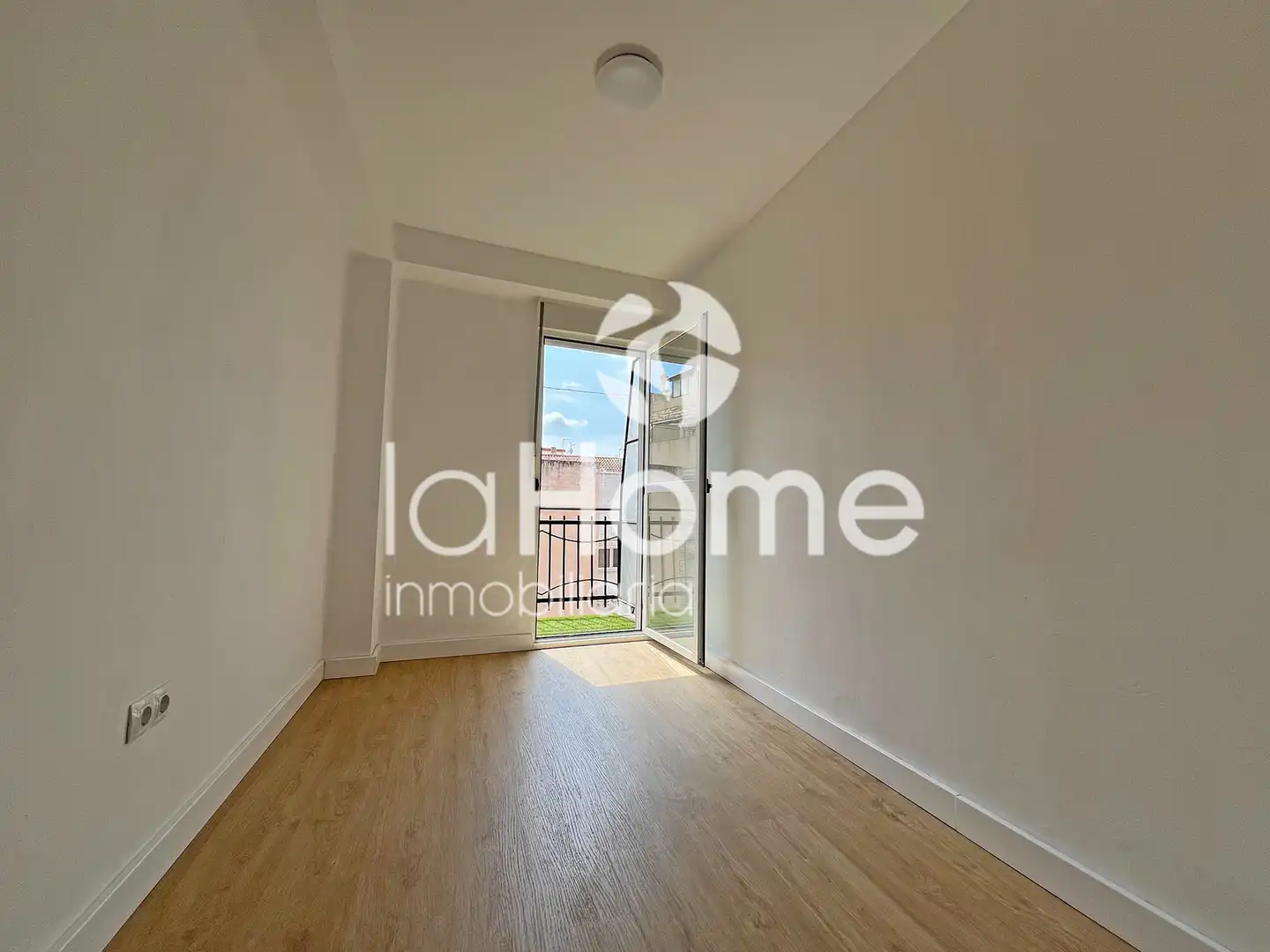 Balcony of Flat for sale in Paterna  with Air Conditioner, Parquet flooring and Terrace
