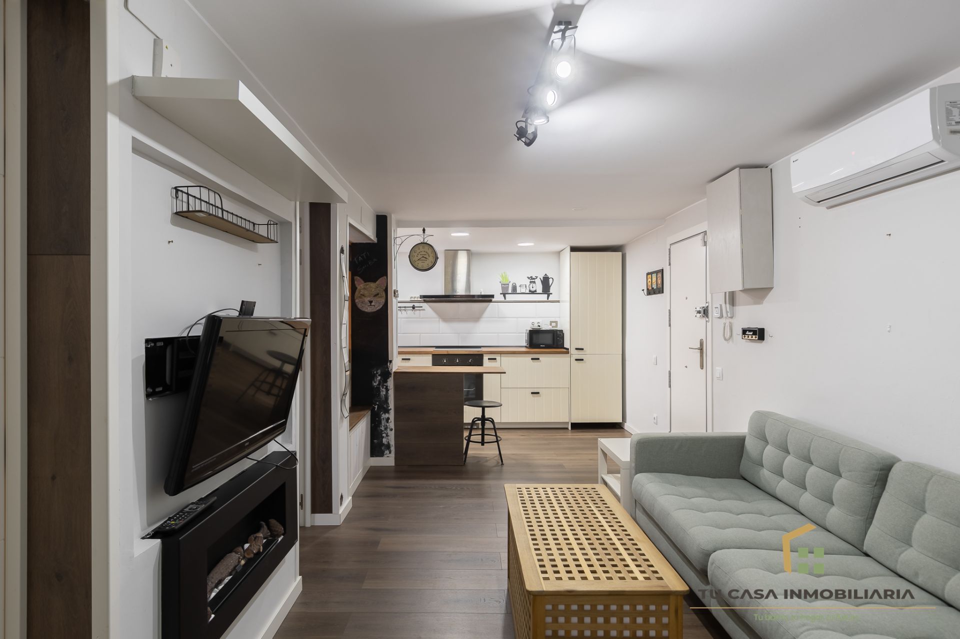 Flat for sale in Badalona  with Air Conditioner and Furnished