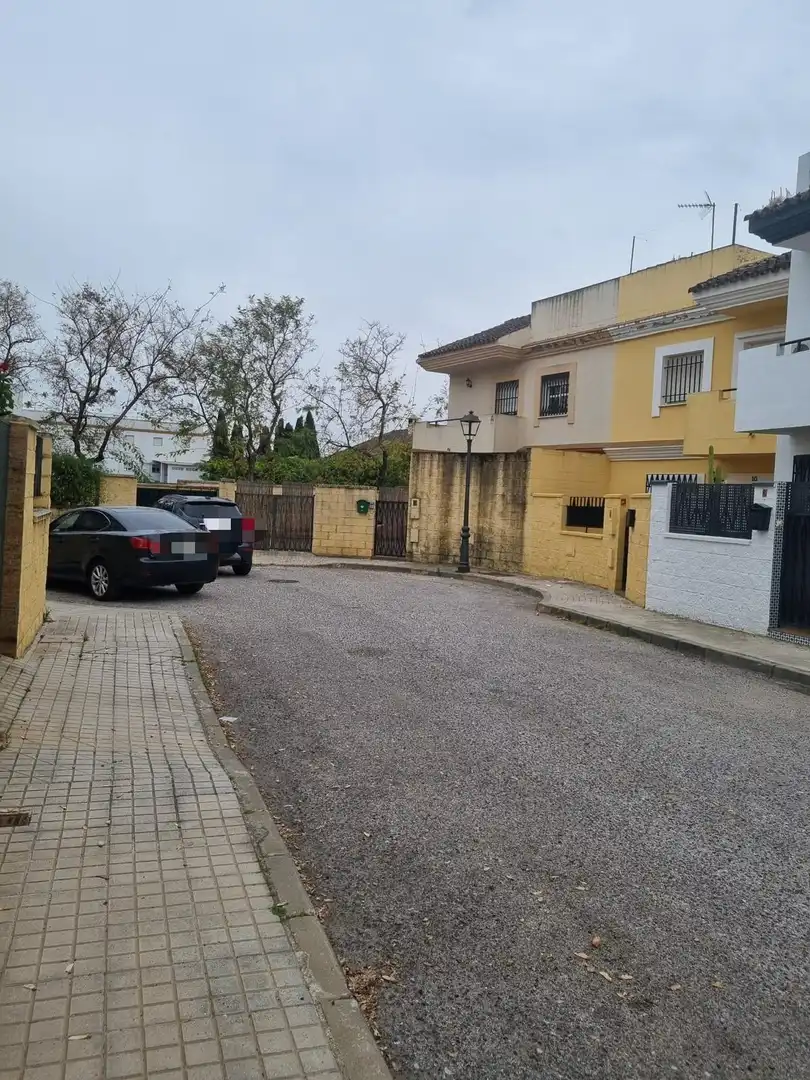 Parking de Casa adosada en venta en Villanueva del Ariscal con Jardín privado