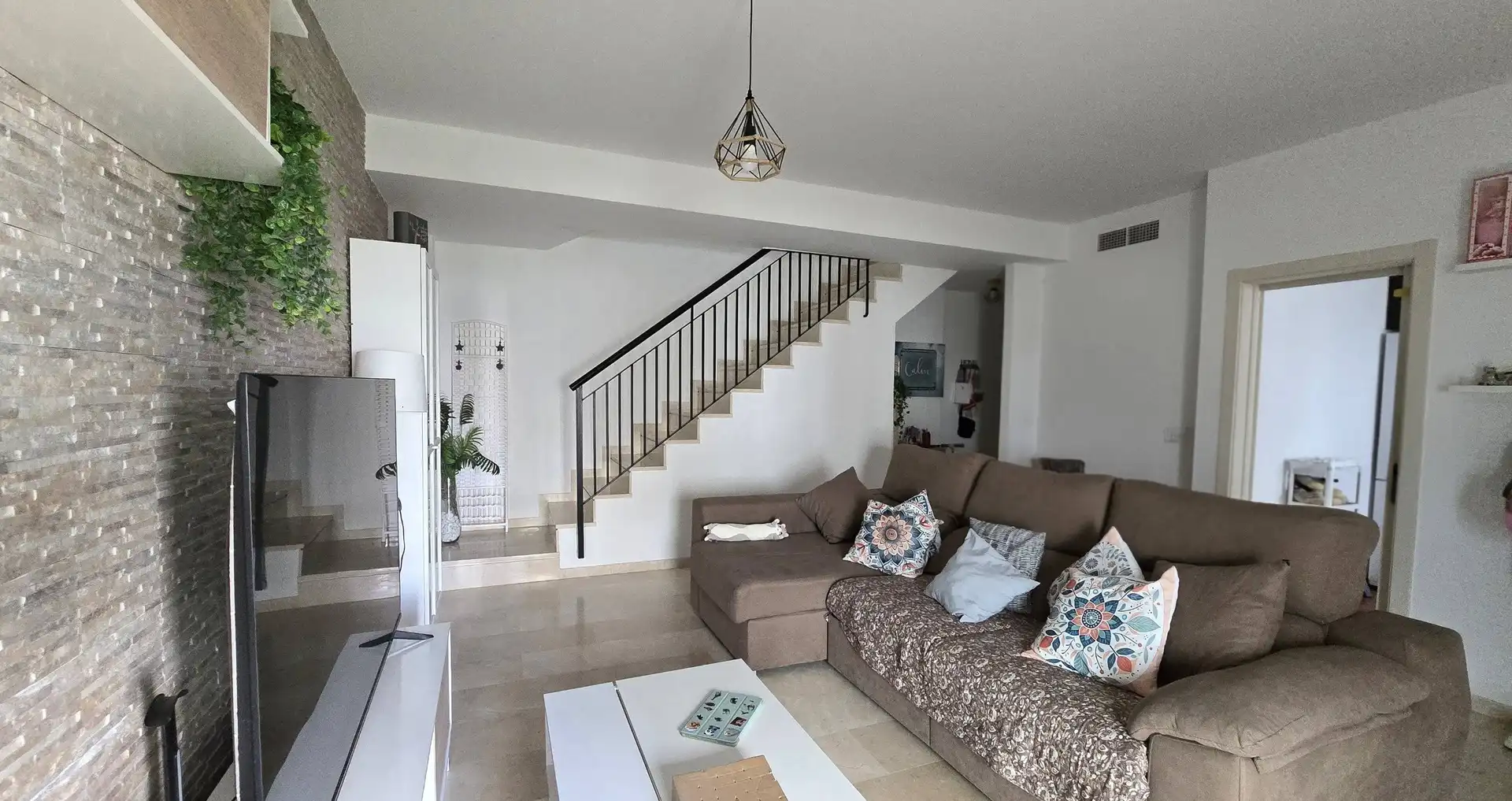 Sala d'estar de Dúplex en venda en Estepona amb Aire condicionat, Jardí privat i Terrassa