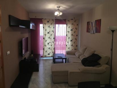 Sala d'estar de Casa o xalet en venda en Cártama amb Aire condicionat, Terrassa i Moblat