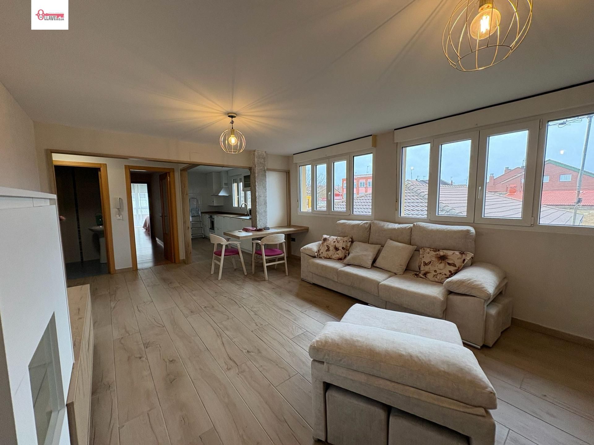 Sala d'estar de Apartament en venda en Burgos Capital amb Calefacció, Traster i Moblat