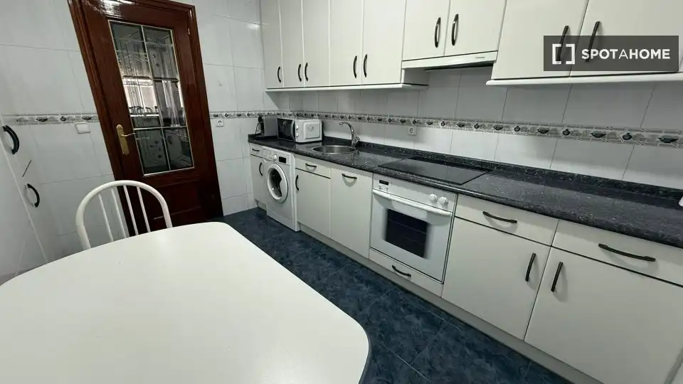 Cuina de Apartament per a compartir en Bilbao  amb Aire condicionat, Terrassa i Moblat
