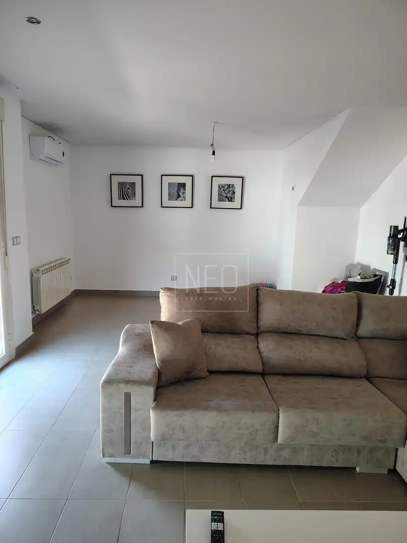 Sala de estar de Casa adosada en venta en Villalbilla con Aire acondicionado, Calefacción y Jardín privado