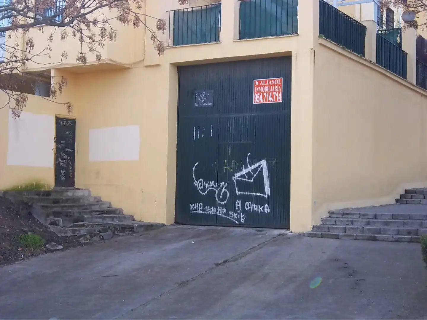 Aparcament de Local en venda en Tomares