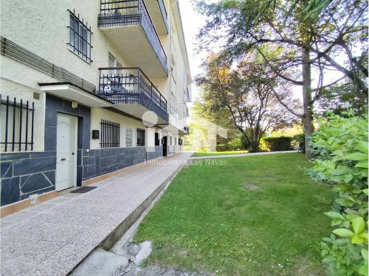 Vista exterior de Pis en venda en Las Navas del Marqués  amb Parquet, Terrassa i Traster